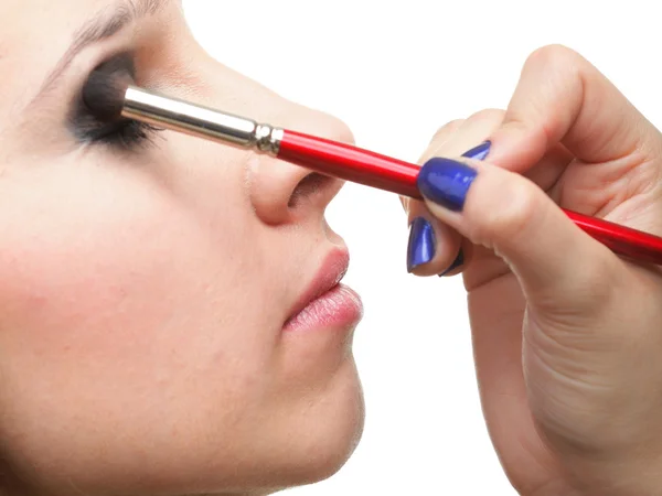 Frau trägt Lidschatten-Makeup-Pinsel auf — Stockfoto