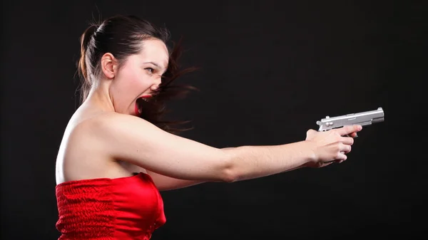 Sexy giovane donna pistola su sfondo nero — Foto Stock
