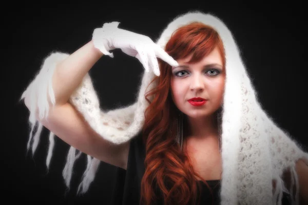 Encantadora pelirroja - guante blanco bufanda caliente Joven hermoso pelo rojo —  Fotos de Stock