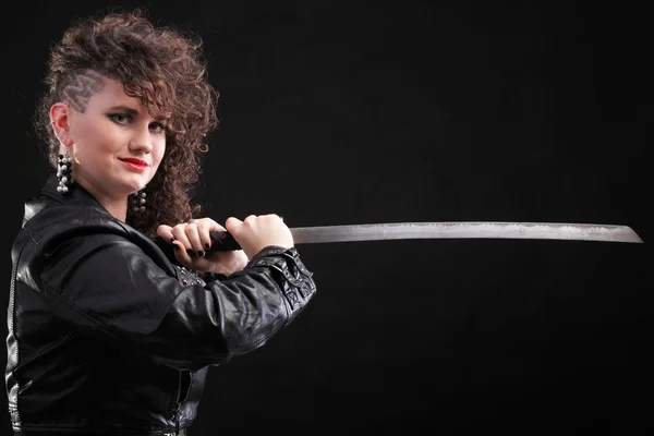 Пірсинг жінка кучерява дівчина і меч — стокове фото