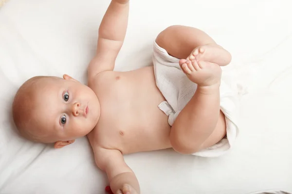 Babyjongen in luier — Stockfoto