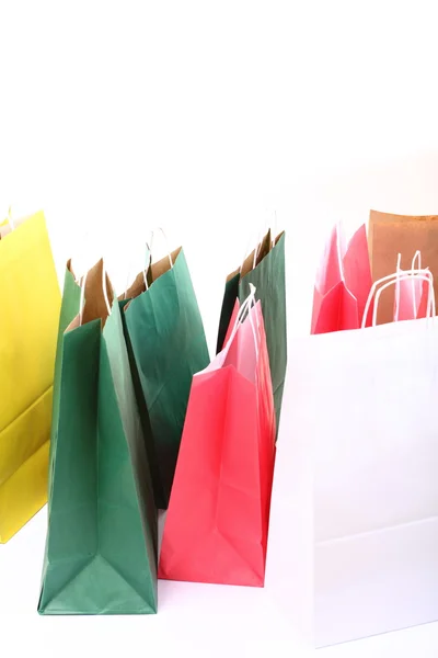 Einkaufen bunte Geschenktüten isoliert — Stockfoto