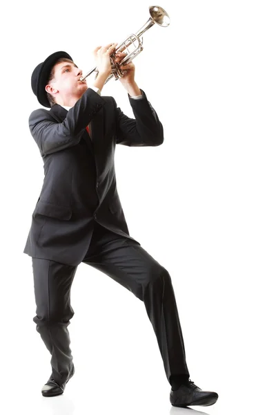 Izole beyaz portre genç bir adam onun trompet çalmaya çalış — Stok fotoğraf