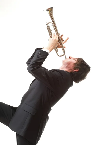 Портрет молодого чоловіка, який грає на трубі — стокове фото
