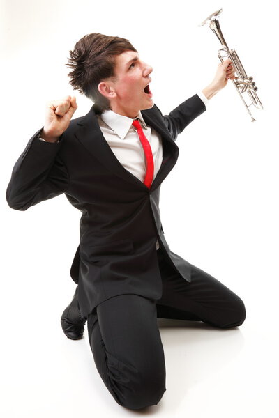 Молодой человек радость, хор и его труба
