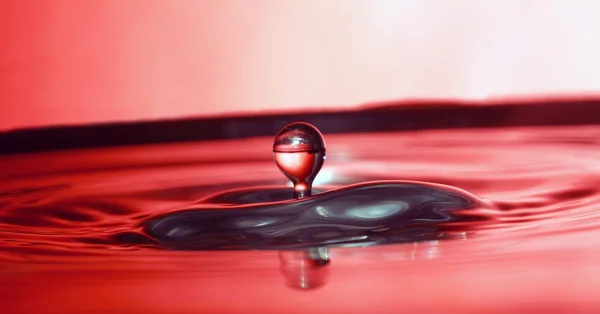 Gota de água vermelha — Fotografia de Stock