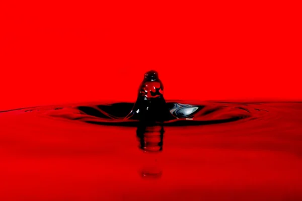 Червона абстрактна крапля води — стокове фото