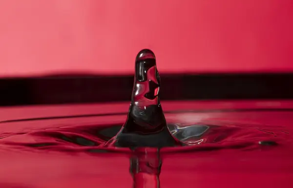 Темно-червоний абстрактний краплин води — стокове фото