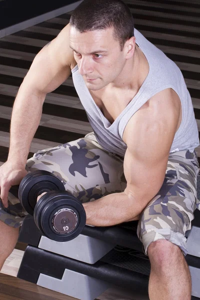 Sitting and weightlifting — Stock Photo, Image