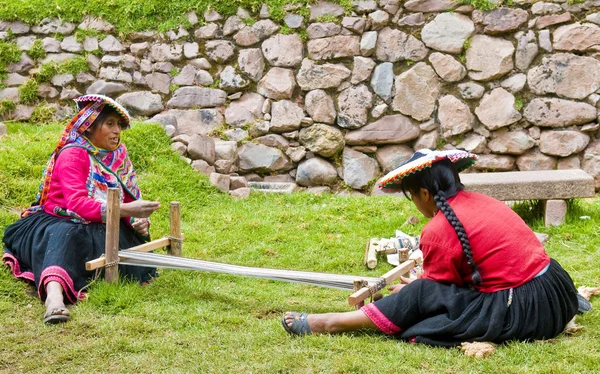 Mujeres peruanas tejiendo — Foto de Stock