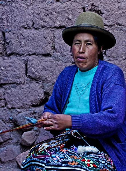 Peruánská žena tkaní — Stock fotografie