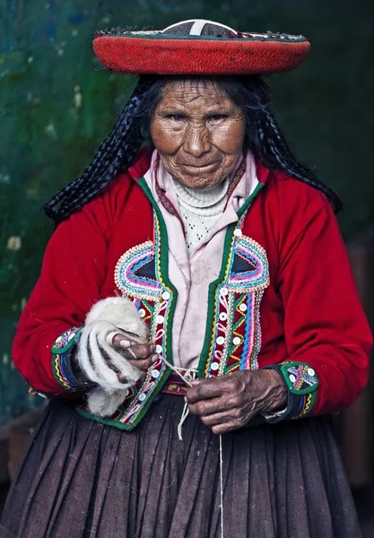 Perulu kadın dokuma — Stok fotoğraf