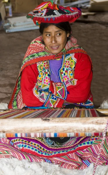 秘鲁女在织 — 图库照片