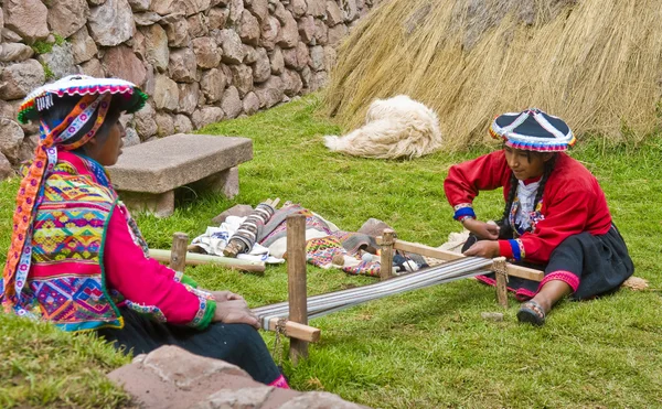 Peruaanse vrouwen weven — Stockfoto