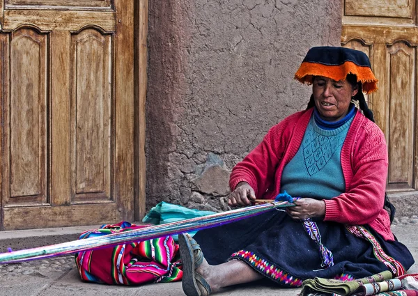 Mujer peruana tejiendo — Foto de Stock