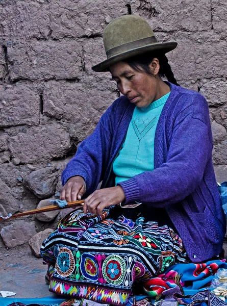 Perulu kadın dokuma