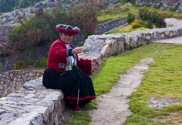 Peruvian woman weaving — Stock Photo, Image