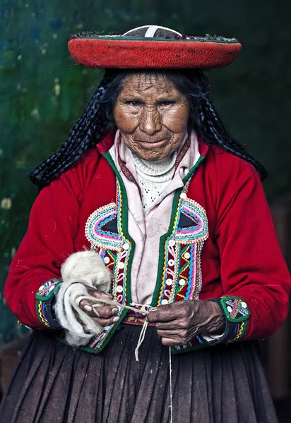 Femme péruvienne tissage — Photo