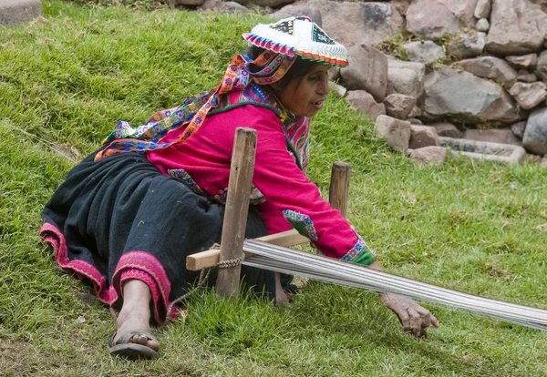Peruwiański kobieta tkania — Zdjęcie stockowe