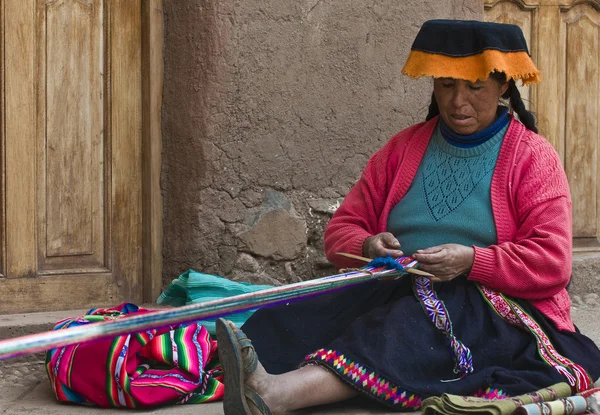 Peruvian woman weaving — Stock Photo, Image