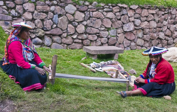 Peruanska kvinnor vävning — Stockfoto