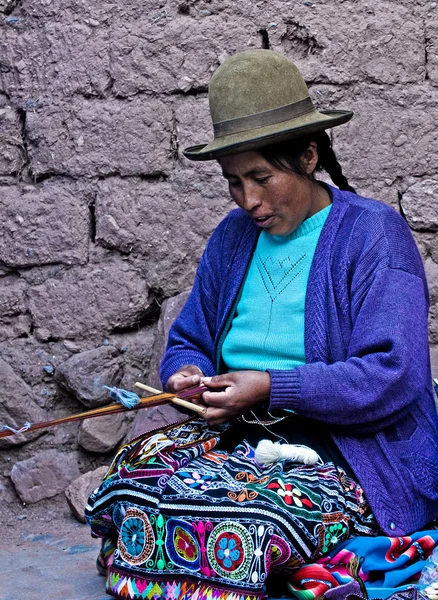 Mulher peruana tecelagem — Fotografia de Stock