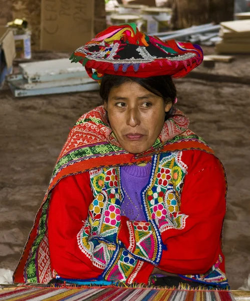 Peruvian woman weaving — Stock Photo, Image