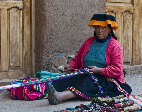 Peruanska kvinnan väva — Stockfoto