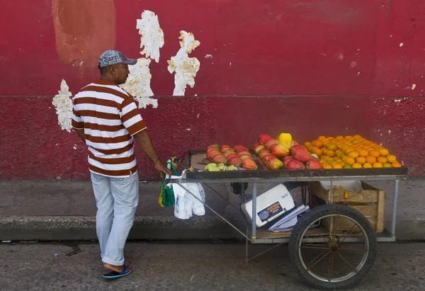 Colombiaanse vruchten verkoper — Stockfoto
