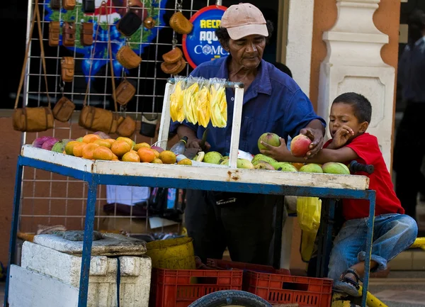 Kolumbiai gyümölcs eladó — Stock Fotó