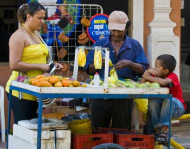 Kolombiyalı meyve satıcı