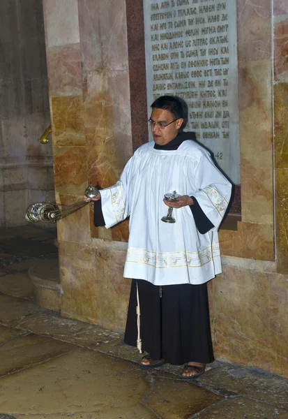 Altar server in the Holy Sepulcher — Stock Photo, Image