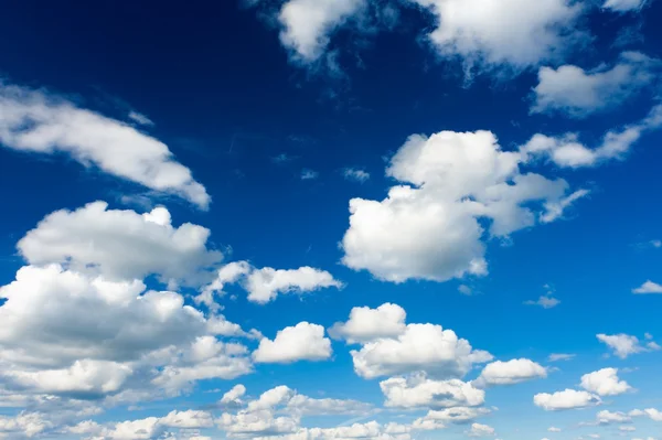 Modrá obloha s malými mraky — Stock fotografie