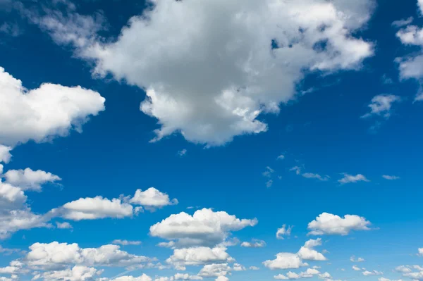 Céu azul com pequenas nuvens — Fotografia de Stock