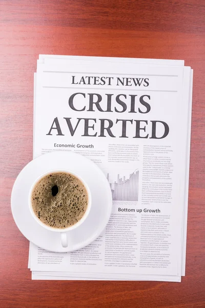 The newspaper CRISIS AVERTED and coffee — Zdjęcie stockowe