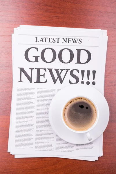 De krant goed nieuws en koffie — Stockfoto