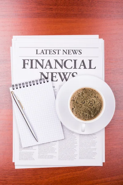 Газета фінансових новин і кава — стокове фото