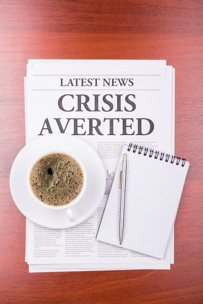 The newspaper CRISIS AVERTED and coffee — Stock Photo, Image