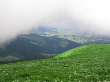 dağın yamacında