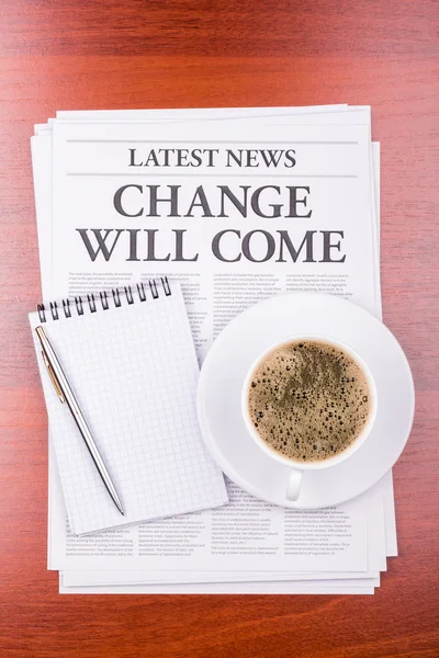 Gazete değiştirmek come ve kahve — Stok fotoğraf