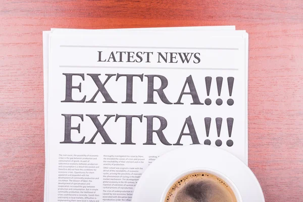 De krant extra! extra! en koffie — Stockfoto