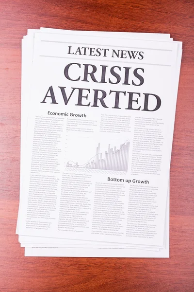 Tidningen senaste nyheterna med rubriken kris avvärjd — Stockfoto