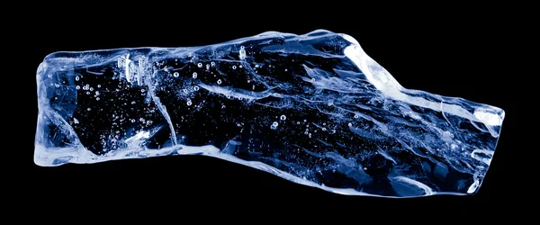 Pezzo di ghiaccio su sfondo nero — Foto Stock