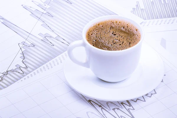 Šálek kávy a grafy — Stock fotografie