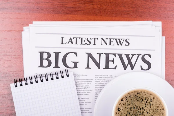 The newspaper BIG NEWS and coffee — Stock Photo, Image