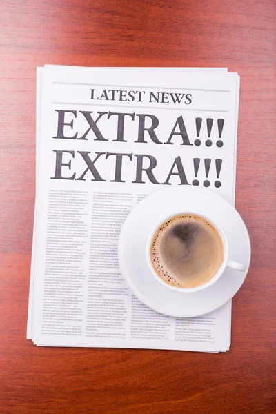 ¡El periódico EXTRA! ¡ExTRA! y café — Foto de Stock