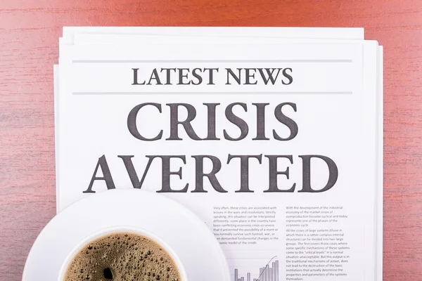 The newspaper CRISIS AVERTED and coffee — Zdjęcie stockowe