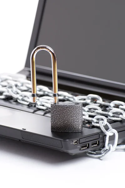 Otevření notebooku bezpečnostní drobet řetězec a visací zámek — Stock fotografie