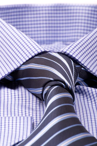 Camisa azul con corbata — Foto de Stock