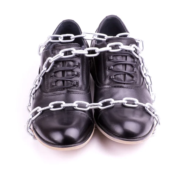 Sapatos embrulhados em correntes — Fotografia de Stock